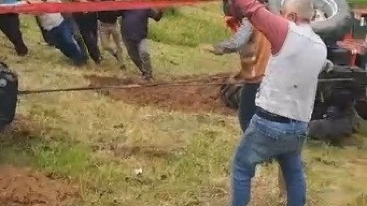 Sarıkamış’ta traktör kazası: Köylüler imece usulü kurtardı