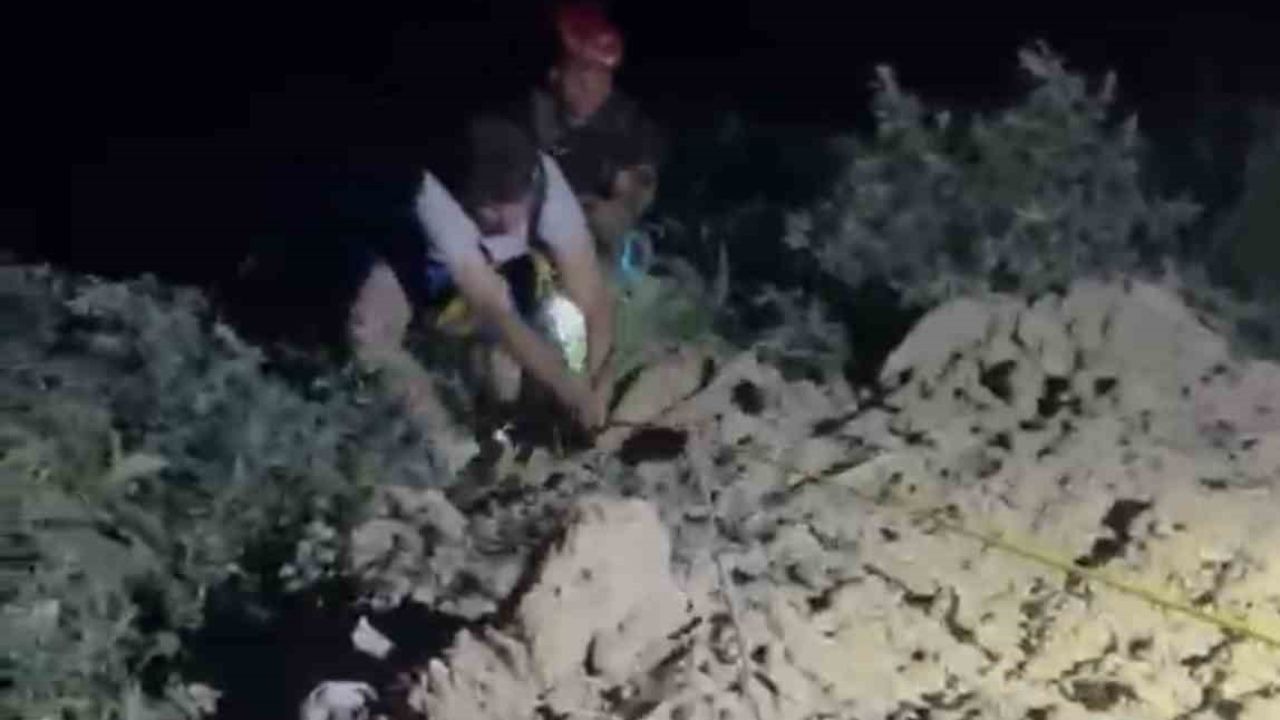 Şelale vadisinde mahsur kalan gençler itfaiye tarafından kurtarıldı