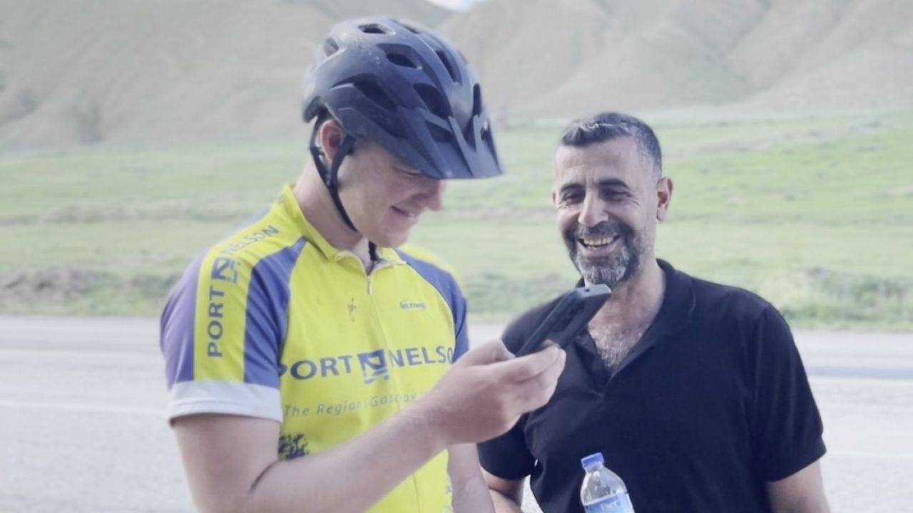 Şenkaya’da dünya turuna çıkan İngiliz turistle samimi diyalog