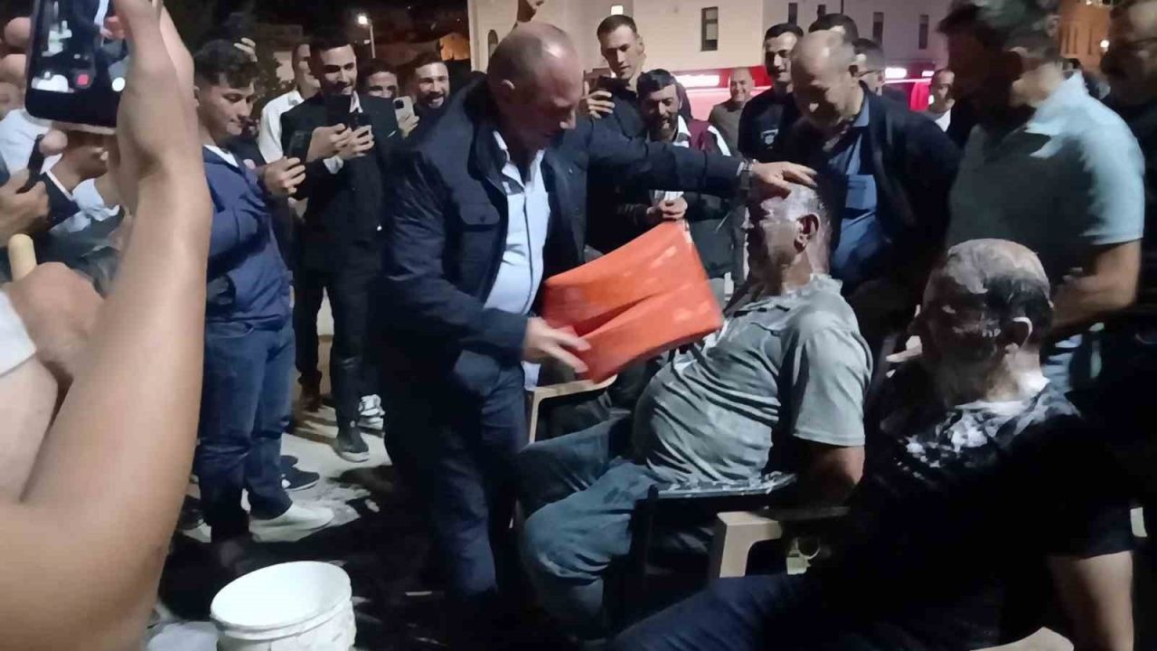Sivas'ta Sıra Dışı Düğün: İnşaat Küreği İle Tıraş Ettiler!
