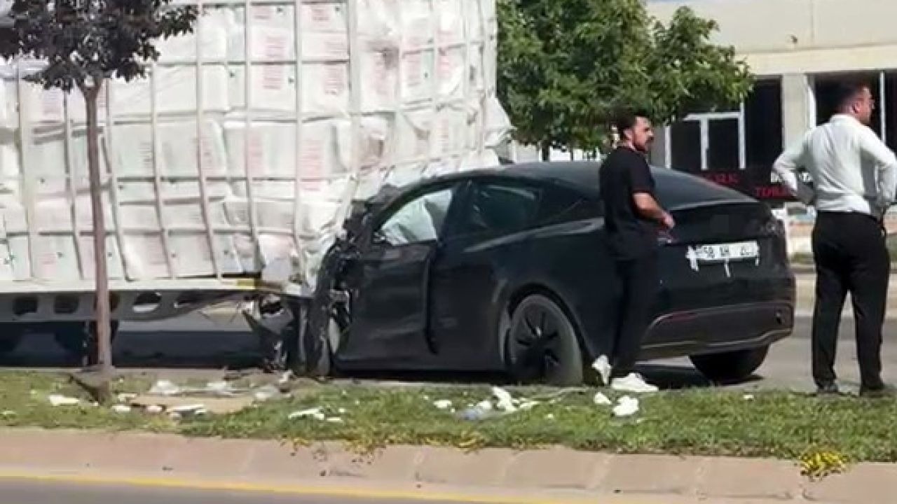 Sivas'ta Tır Dorsesi Koptu: Tesla Marka Otomobil Hurdaya Döndü