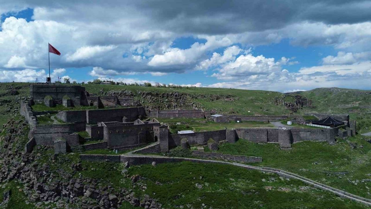 Tarihe meydan okuyan Kars Kalesi UNESCO listesini bekliyor