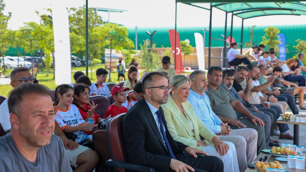 Türkiye Tenis Federasyonu Başkanı Şafak Müderrisgil'den Iğdır'daki 6. Ulusal Kayısı Cup Tenis Turnuvası'na Ziyaret