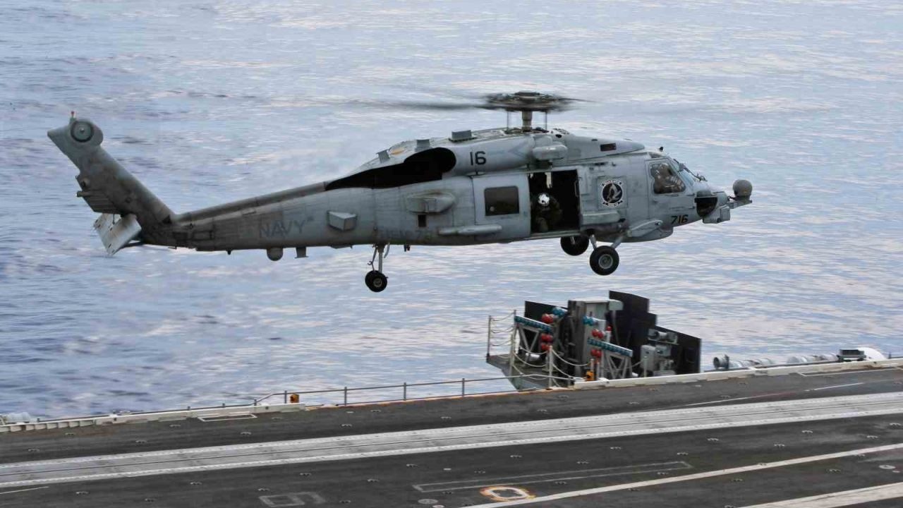 Umman Denizi’nde Askeri Helikopter Düştü: ABD Donanması Alarmda