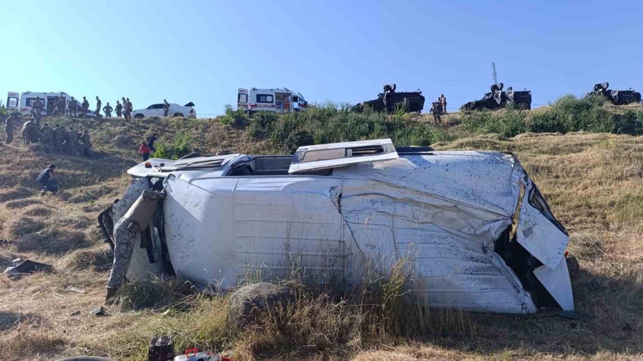 Van-Erciş kara yolunda minibüs şarampole devrildi: 3 yaralı