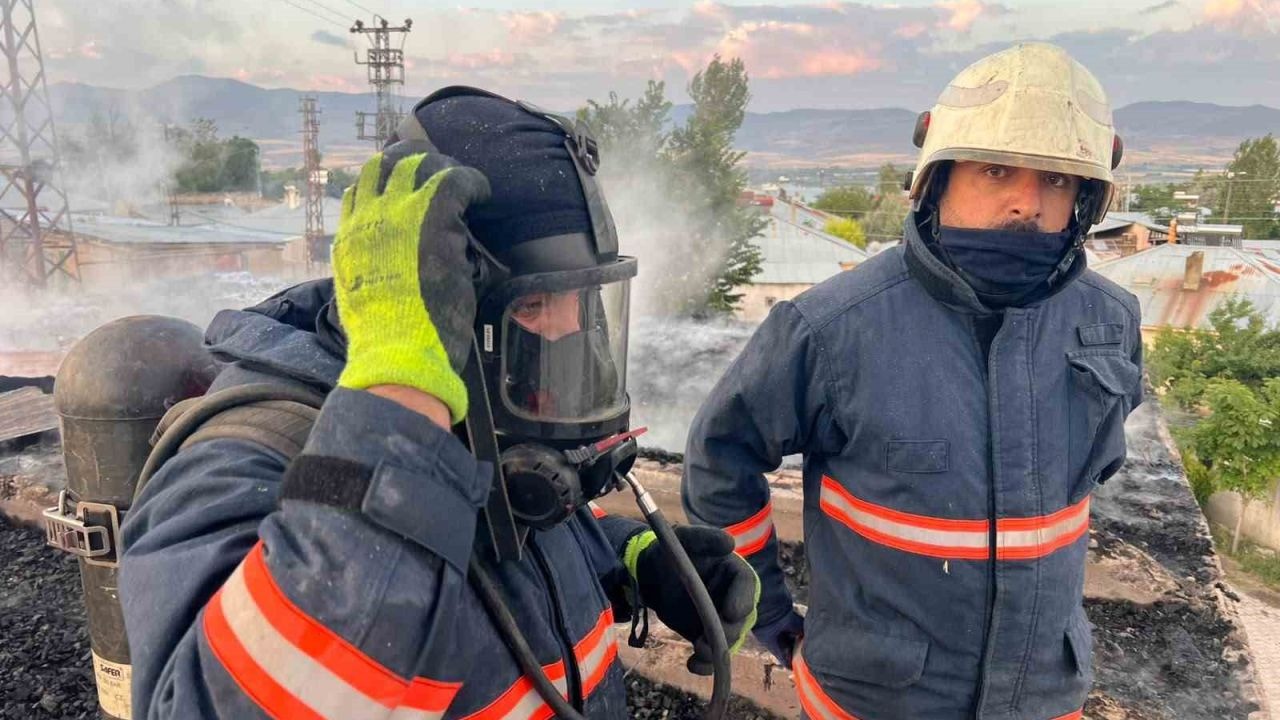 Van'ın Tuşba İlçesinde Camide Yangın: İtfaiye Ekipleri Müdahale Etti