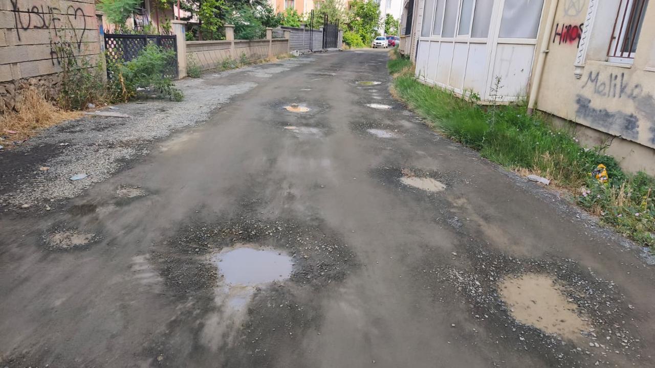 YAĞMUR SONRASI YOLLAR METEOR ÇUKURUNA DÖNDÜ: IĞDIRLI SÜRÜCÜLER İSYANDA!