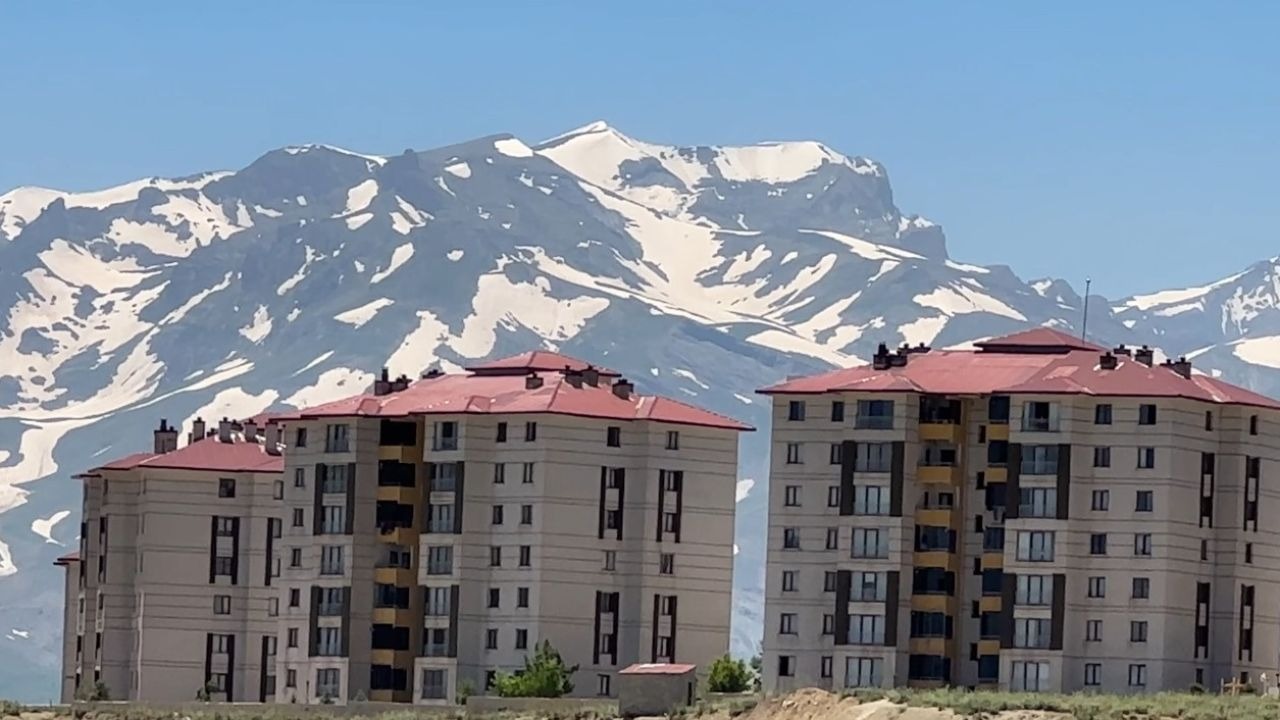 Yüksekova’nın heybetli Cilo Dağı 12 ay boyunca kar yığınlarını barındırıyor