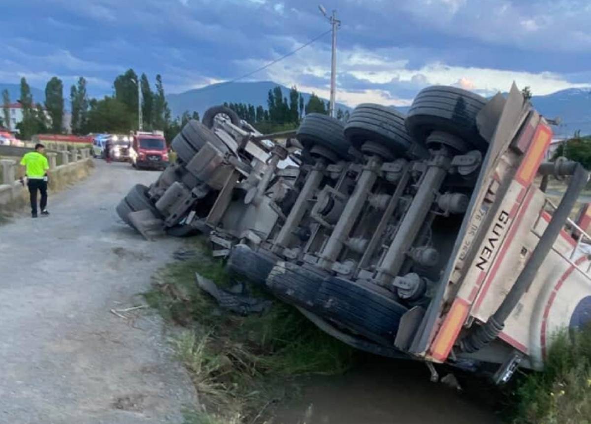 Iğdır’da Beton Mikseri Kanala Devrildi! Sürücü Yaralandı
