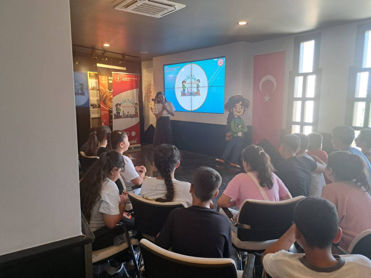 Iğdır'da Öğrenciler Soykırım Müzesi'ni Ziyaret Etti