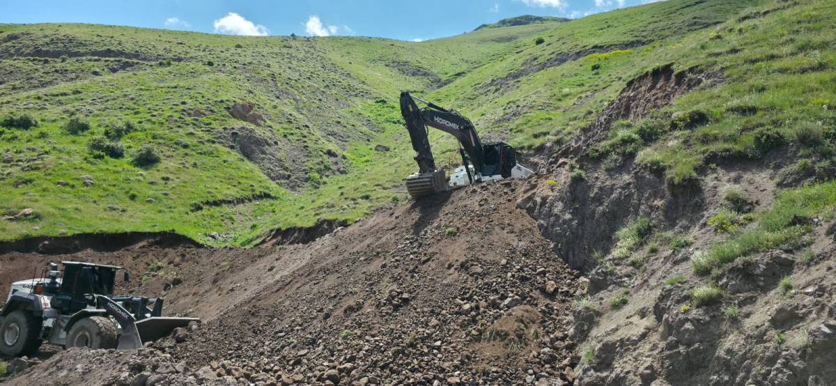 Tuzluca'da Kaynak Suyunun Neden Olduğu Heyelana Jet Müdahale