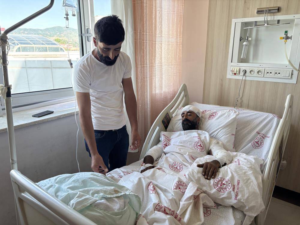 Anne Ayının Saldırısına Uğrayan Genç, Başını Siper Ederek Kurtuldu