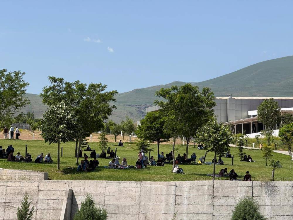 Kapılar 10.00'da Kapatıldı! Iğdır'da Ailelerin Dualı Bekleyişi