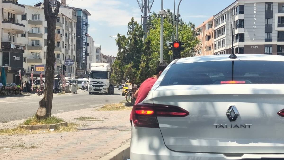 Iğdır’da  Kırmızı Işıkta Su Satan Çocuklar Yürekleri Ağza Getiriyor