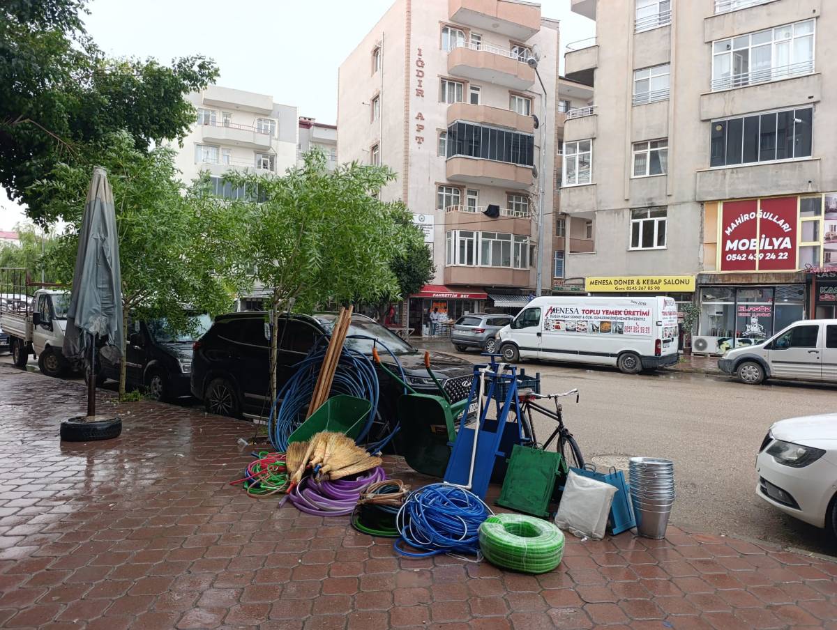 Iğdır'da Değişken Hava Şaşırtıyor: Bir Güneş Bir Sağanak