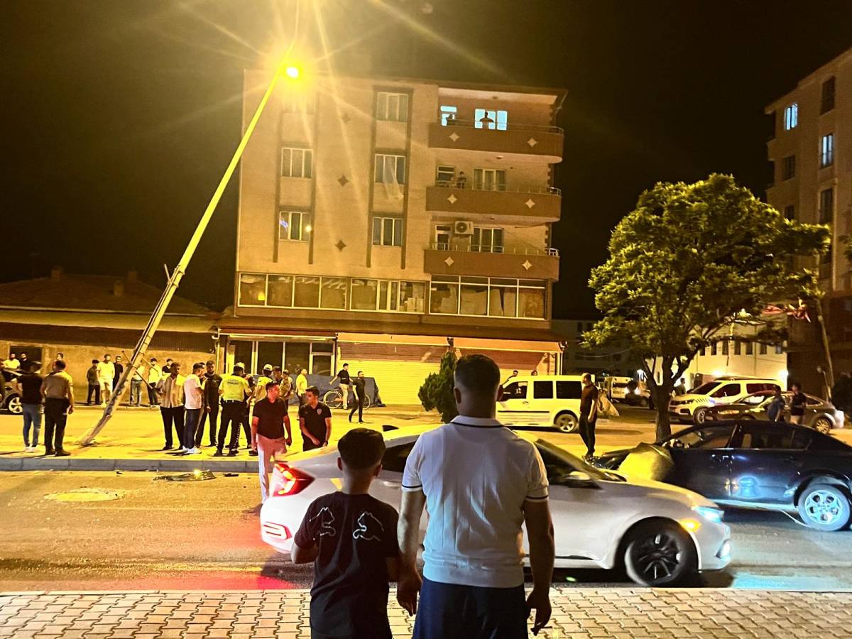 Iğdır’da Elektrik Direğine Çarpan Otomobil Hurdaya Döndü: 3 Kişi Yaralandı