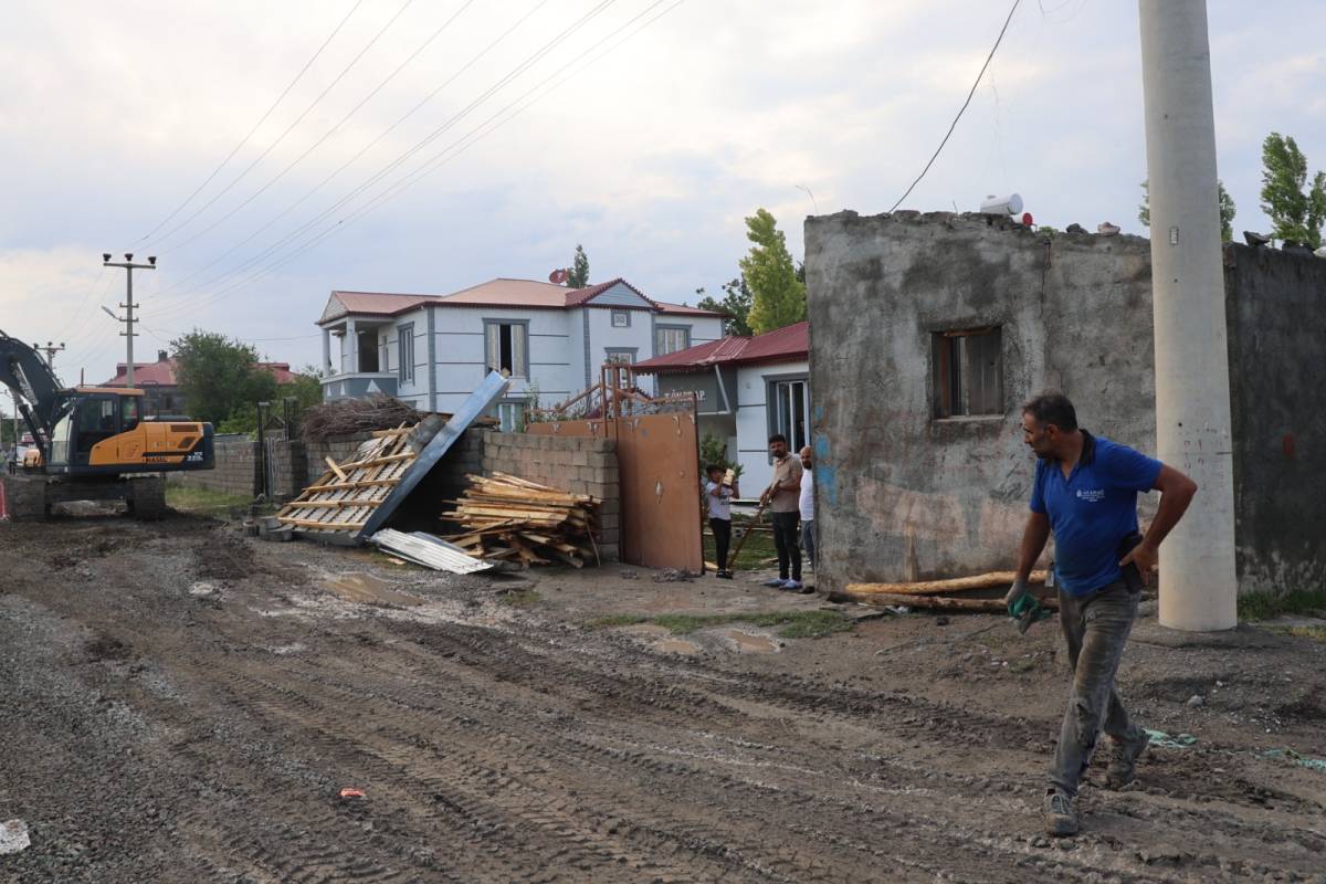 Iğdır'da Fırtına ve Sağanak Hasara Yol Açtı