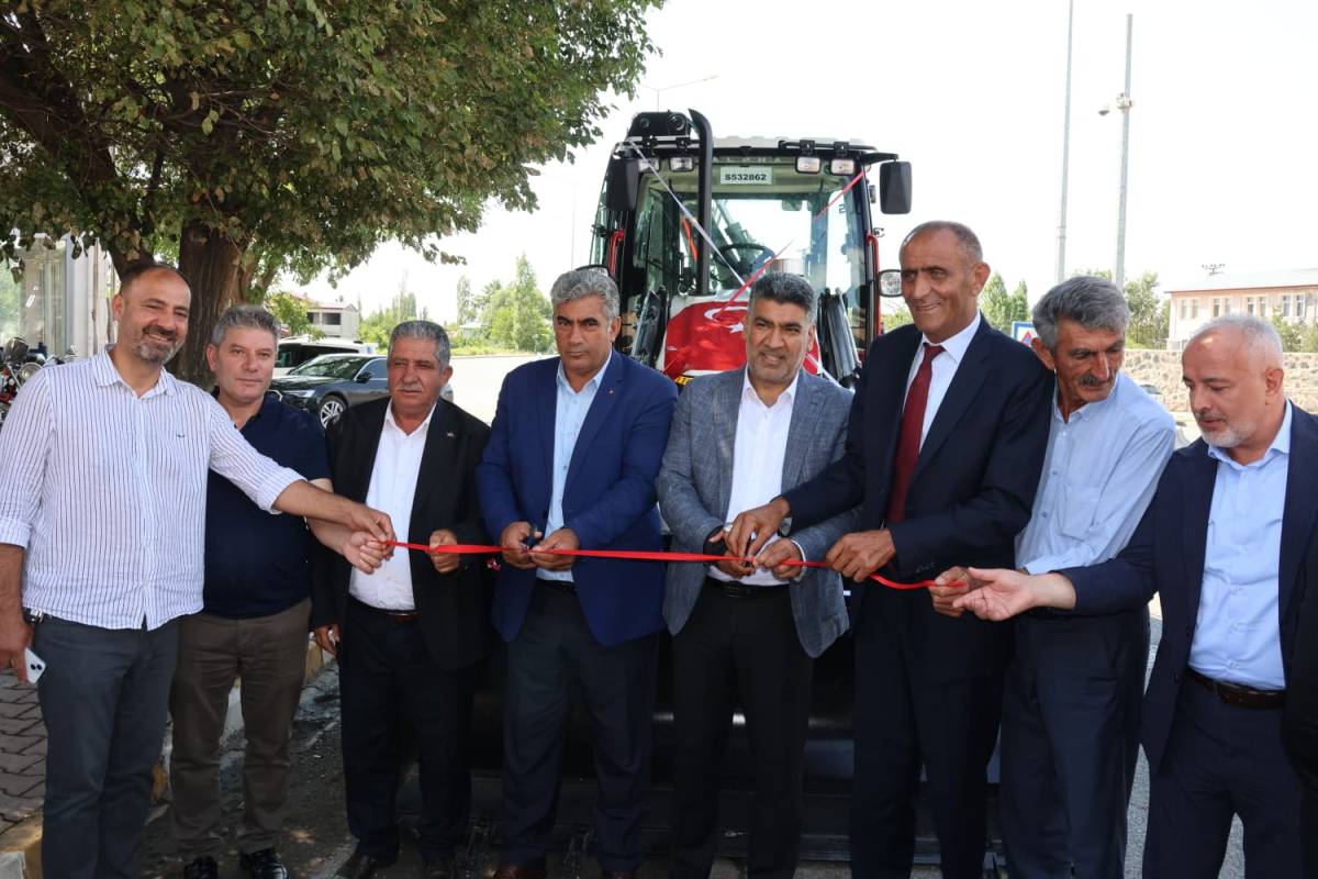 Aralık Belediyesine Hibe Edilen İş Makinesi ve Cenaze Aracı Hizmete Sunuldu