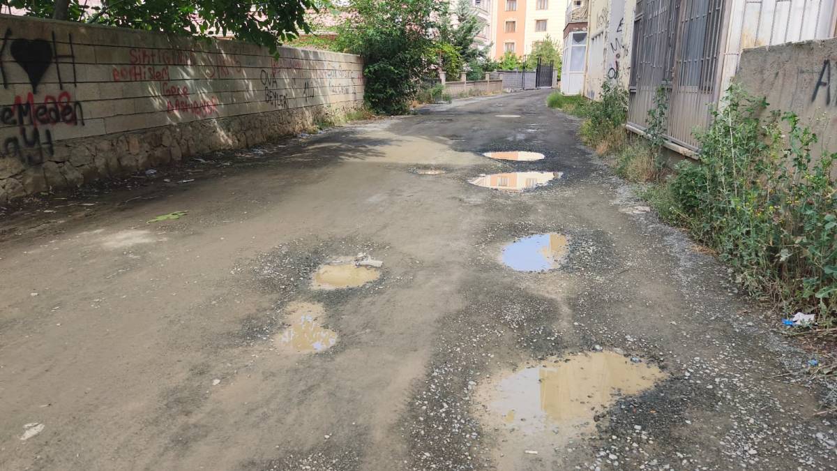 YAĞMUR SONRASI YOLLAR METEOR ÇUKURUNA DÖNDÜ: IĞDIRLI SÜRÜCÜLER İSYANDA!